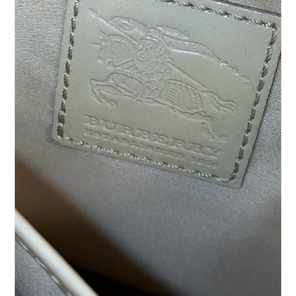 Elegant Light Grey Quilted Women's Bag - Picture 3 of 9